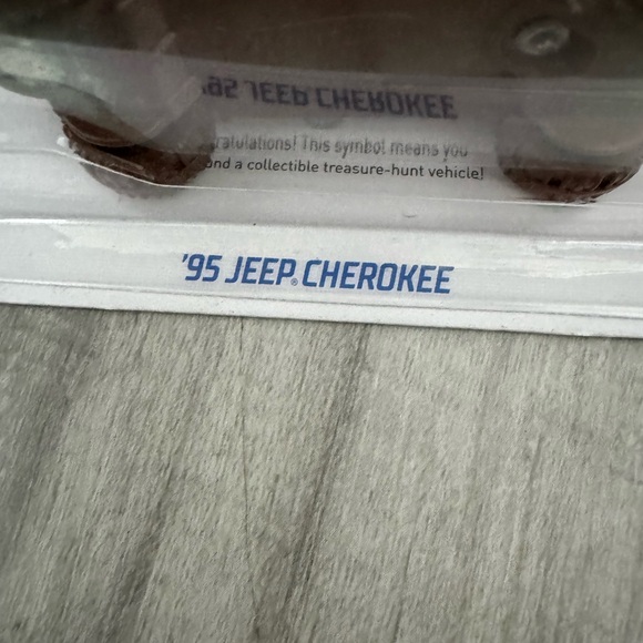 Hot Wheels '95 Jeep Cherokee White SUV Treasure Hunt HW Mud Studs 2023 - Picture 5 of 5